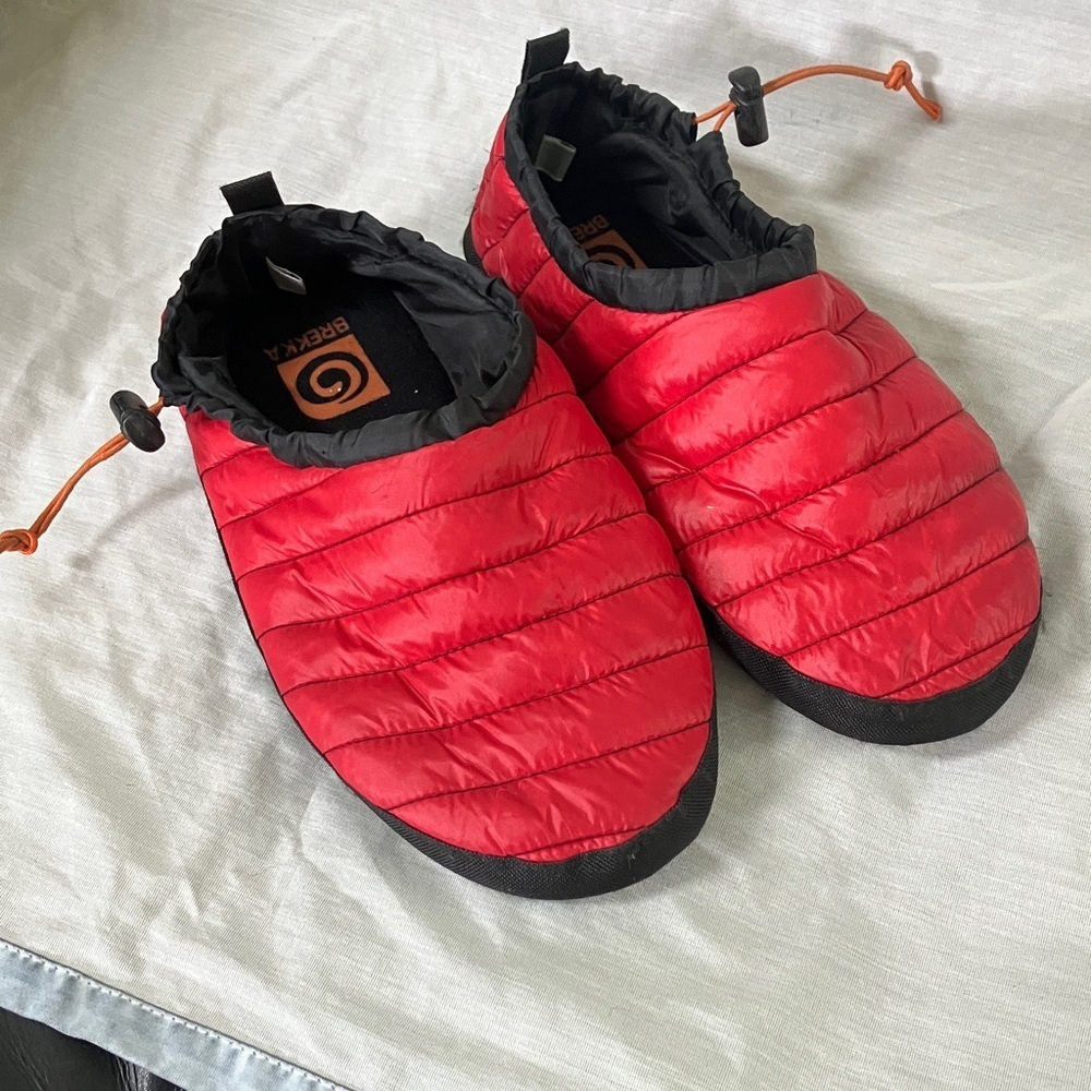 Brekka large men’s 9-10 women’s 11-12 Quilted Slippers